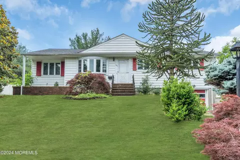 136 Evergreen Ter, Middletown, NJ 07748