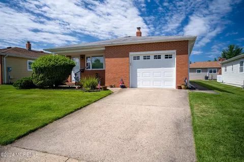 52 Hyannis St, Toms River, NJ 08757