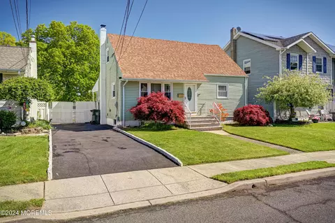 154 Crescent St, Woodbridge, NJ 07095