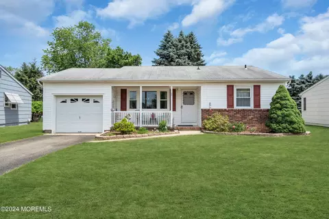 27 Pembroke Ln, Toms River, NJ 08757
