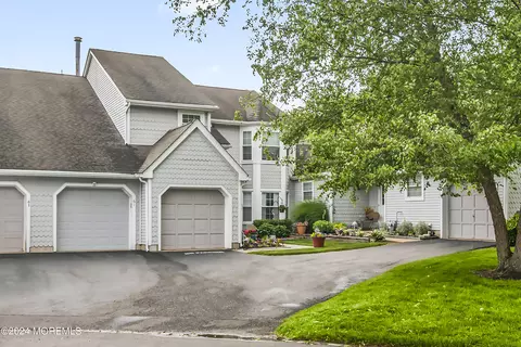 61 Poplar Pl, Freehold, NJ 07728
