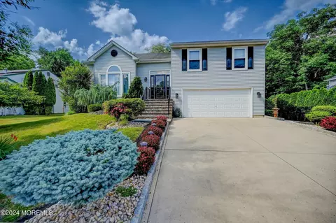 11 Driftwood Dr, Howell, NJ 07731