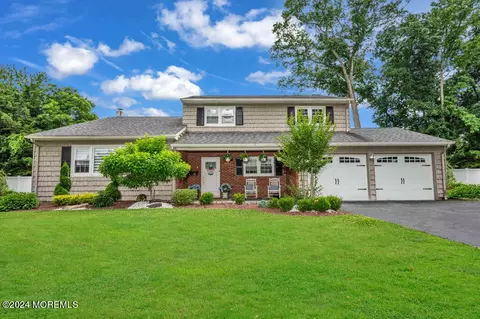 52 Woodstock Pl, Freehold, NJ 07728