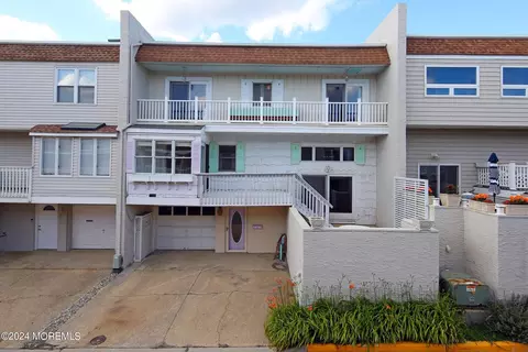 15 Village Rd, Sea Bright, NJ 07760