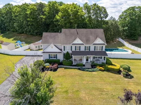 19 Greenwich Dr, Jackson, NJ 08527