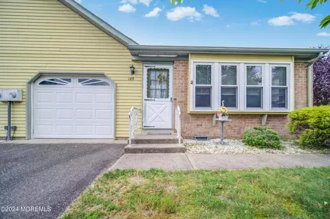 18 Stonybrook Rd # B, Whiting, NJ 08759