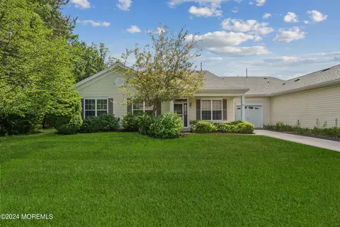 81 Jadelawns Dr, Lakewood, NJ 08701