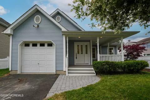 2 Lester Pl, North Middletown, NJ 07748