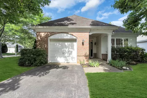 11 Springlawn Dr, Lakewood, NJ 08701