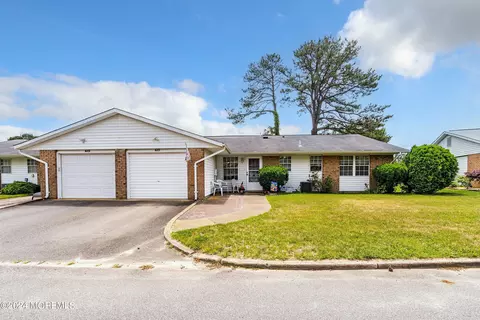 75 Cambridge Cir # A, Manchester, NJ 08759