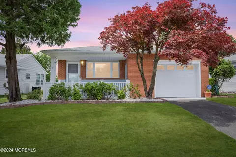 4 Marathon St, Toms River, NJ 08757