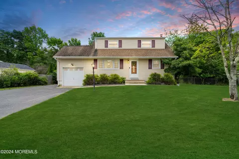 5 Bass Pl, Howell, NJ 07731