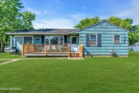 62 Garnsey Pl, Belford, NJ 07718