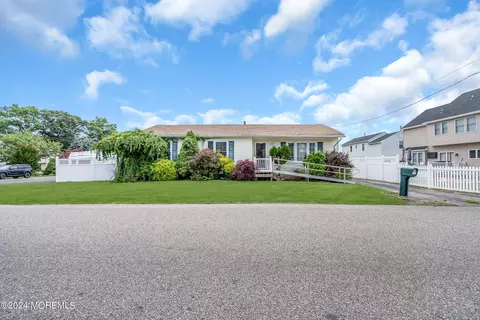 51 Spruce St, Beachwood, NJ 08722