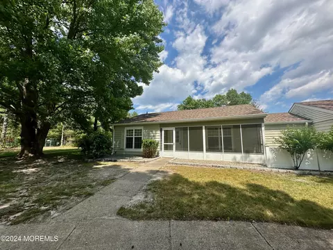 666 Farrington Ct # A, Manchester, NJ 08759