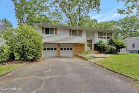 61 Forest Dr, Lakewood, NJ 08701