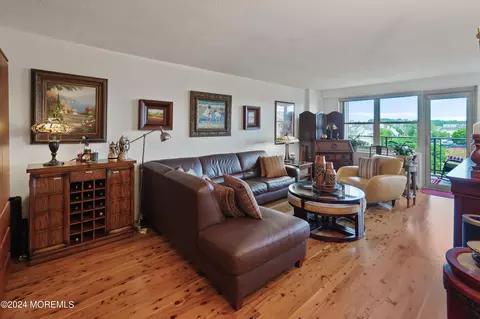28 Riverside Ave #3C, Red Bank, NJ 07701