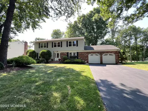 7 Blackfoot Dr, Manalapan, NJ 07726