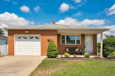 32 Pirogue St, Toms River, NJ 08757