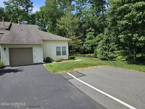 155 Sunnymede St, Englishtown, NJ 07726