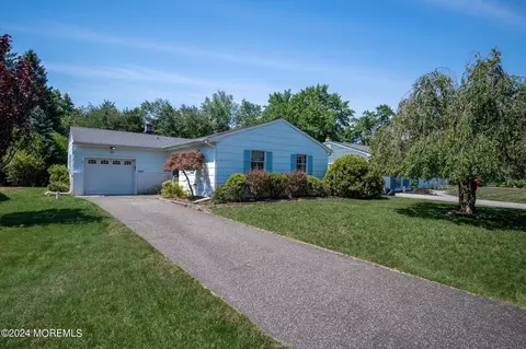33 Edinburgh Dr, Toms River, NJ 08757
