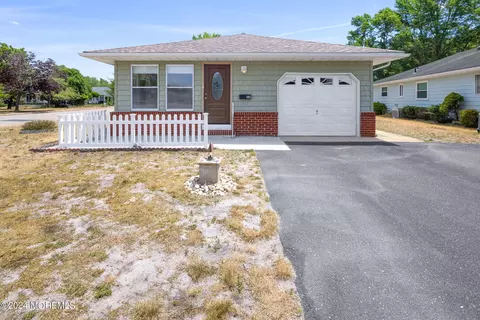 32 Guadeloupe Dr, Toms River, NJ 08757