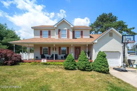 450 Montgomery St, Bayville, NJ 08721