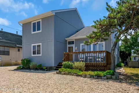 22 Pennsylvania Ave, Lavallette, NJ 08735