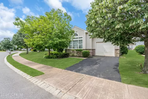 46 Rochford Dr, Manchester, NJ 08759