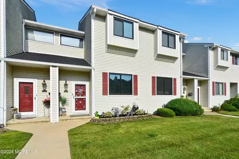 564 Clubhouse Dr, Middletown, NJ 07748