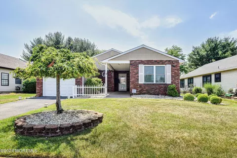 7 Suffolk Way, Marlboro, NJ 07746
