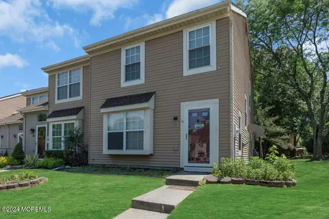 18 Alameda Ct, Eatontown, NJ 07724