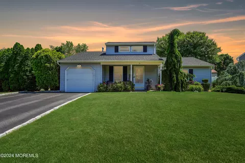 15 Sweetbriar Trl, Howell, NJ 07731