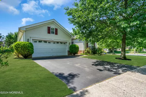 37 Silverside Rd, Lakewood, NJ 08701