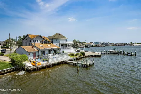 14 Sunrise Ct, Toms River, NJ 08753