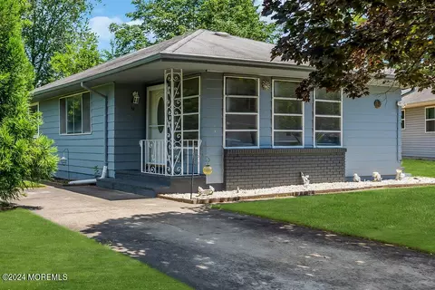 10 Arima Ct, Toms River, NJ 08757