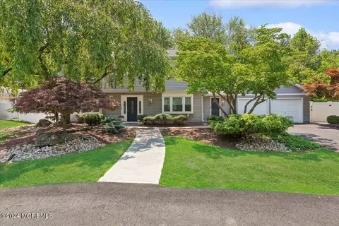 36 Livingston Ln, Manalapan, NJ 07726