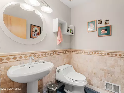 Bath - 1197 Capstan Dr, Forked River, NJ 08731 photo 3 of 5