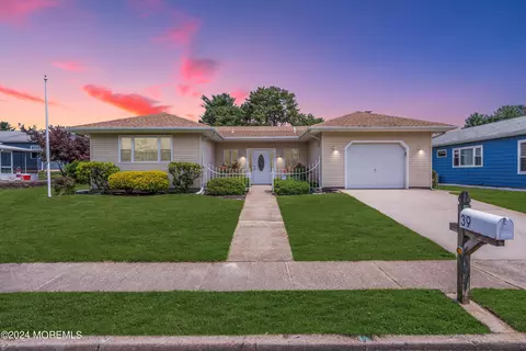 39 Pine Valley Dr, Toms River, NJ 08757