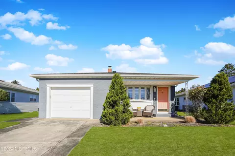 64 Pirogue St, Toms River, NJ 08757