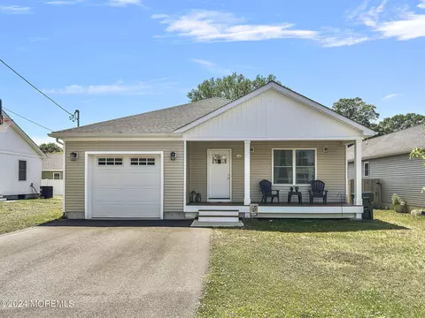 147 Roosevelt Ave, Howell, NJ 07731