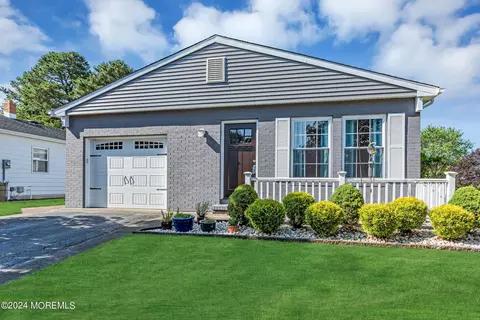 30 Pine Valley Dr, Toms River, NJ 08757