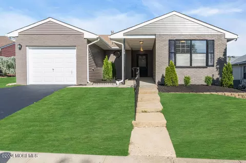 16 Lansdale Dr, Marlboro, NJ 07746
