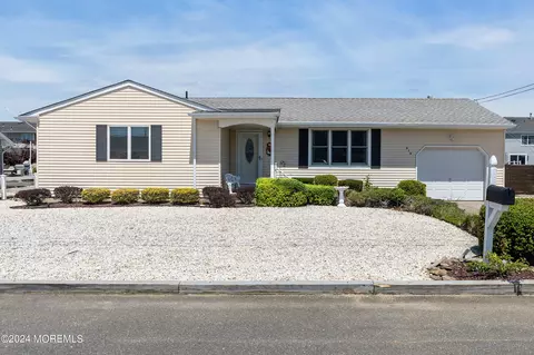 810 Bowline Dr, Forked River, NJ 08731