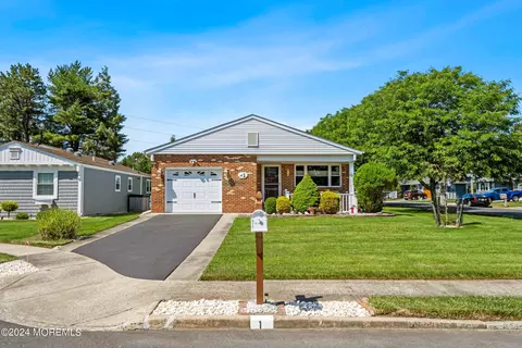 1 Alpina Ter, Toms River, NJ 08757