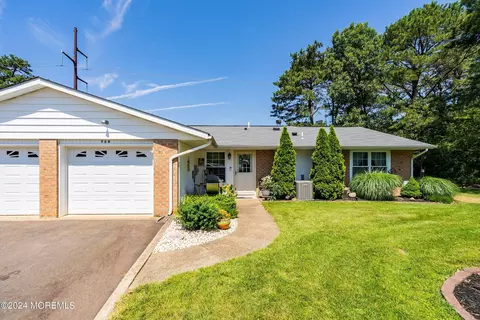 72 Cambridge Cir # A, Manchester, NJ 08759