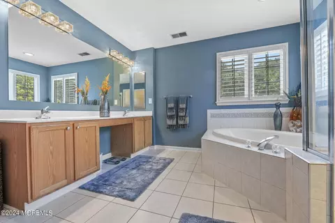 Bath - 24 James Dr, Waretown, NJ 08758 photo 2 of 5
