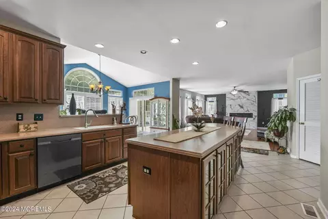 Kitchen - 24 James Dr, Waretown, NJ 08758 photo 4 of 5