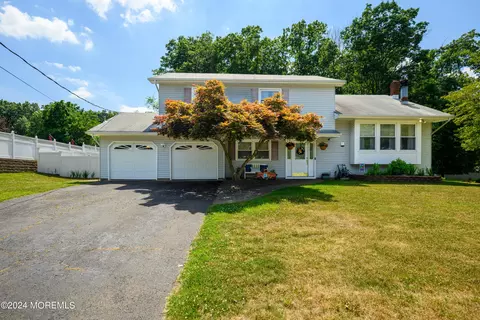12 Vancouver Rd, Morganville, NJ 07751