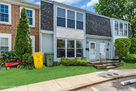 202 Williamsburg Ln, Lakewood, NJ 08701